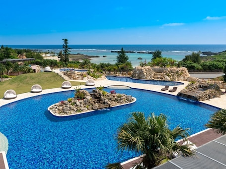 Una piscina al aire libre. Shigira Bayside Suite Allamanda