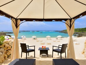 Playa privada en los alrededores, arena blanca