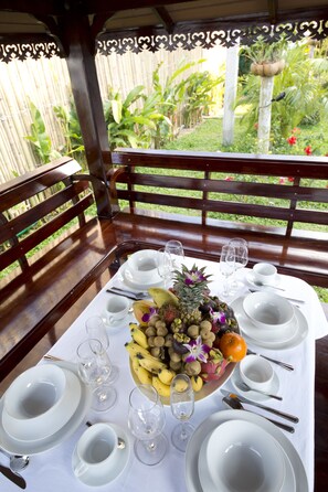 Petit déjeuner, déjeuner et dîner servis sur place, vue sur la piscine