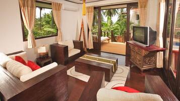 80-cm flat-screen TV with satellite channels, TV, MP3 dock