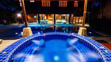 5 outdoor pools, a heated pool, pool umbrellas, pool loungers