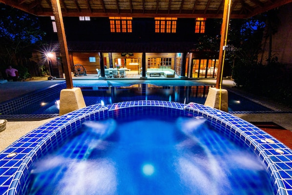 5 outdoor pools, a heated pool, pool umbrellas, sun loungers