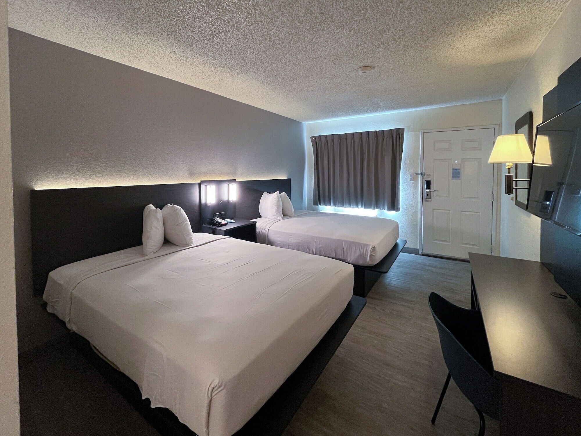 Egyptian cotton sheets, premium bedding, pillowtop beds, desk