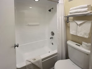 Tina con regadera, tina profunda, amenidades de baño gratuitas