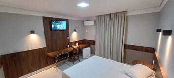 Quarto casal standard | 1 quarto, frigobar, escrivaninha, cortinas blackout