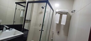 Douche, articles de toilette gratuits, sèche-cheveux