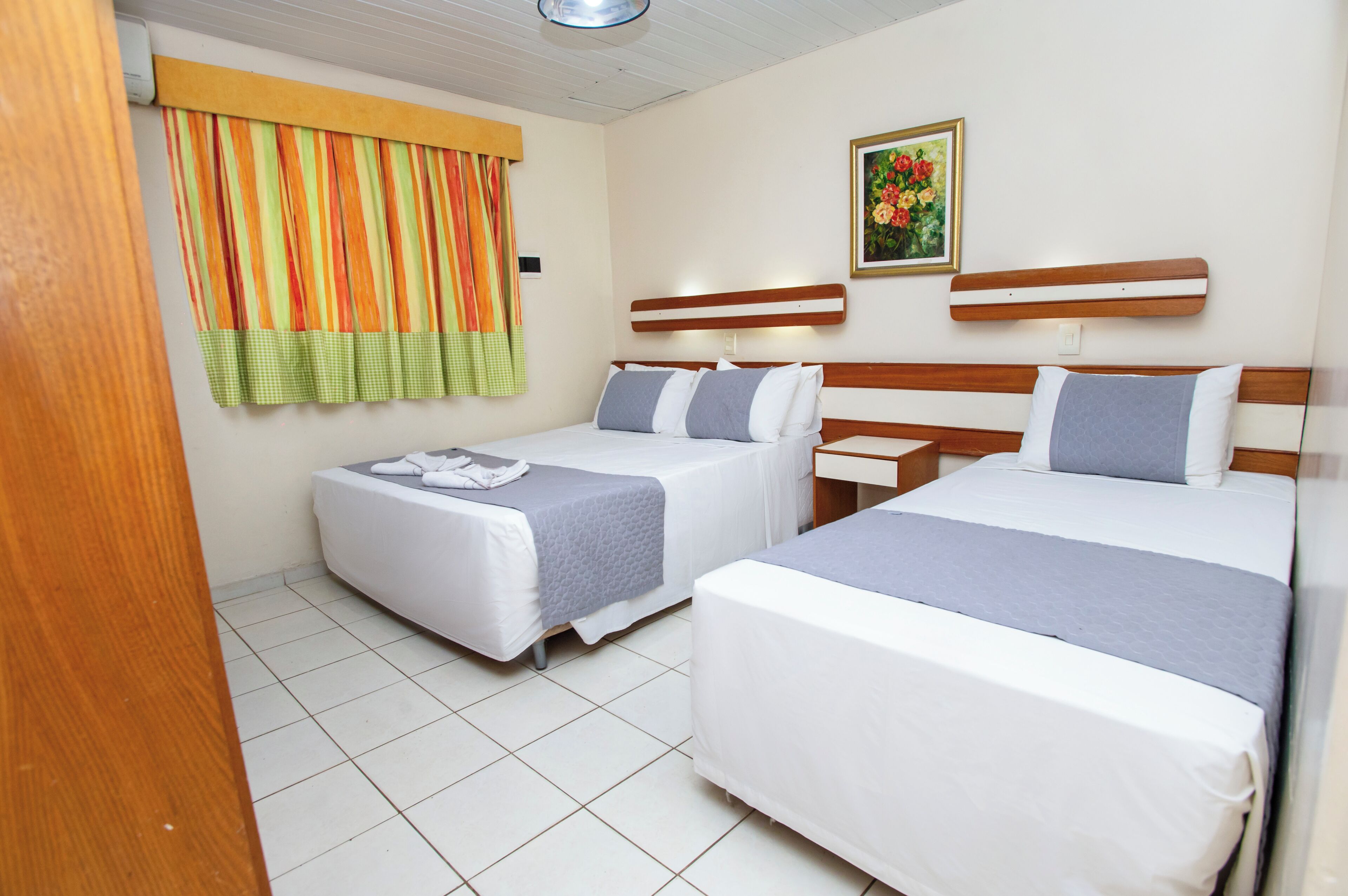 Quarto casal executivo | Frigobar, individualmente decorados, escrivaninha