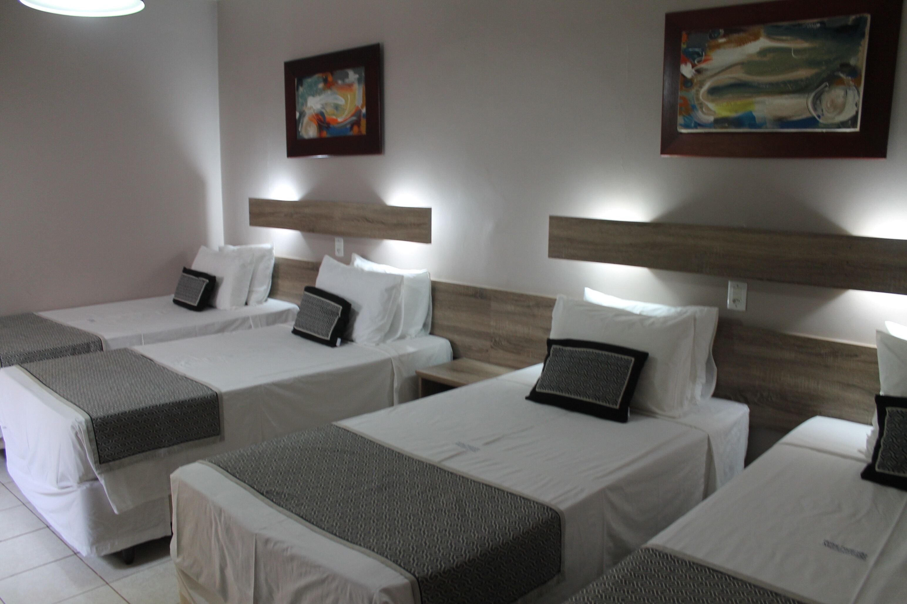 Minibar, decoración personalizada y escritorio 