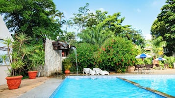 Outdoor pool, pool loungers
