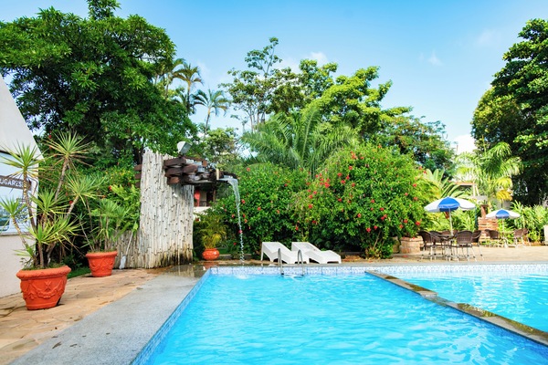 Piscina externa, espreguiçadeiras