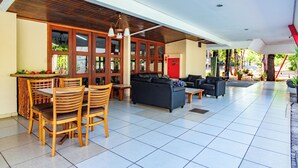 Amplio espacio interior con zona de comedor, sofás y un mostrador de recepción.