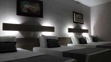 Quarto quádruplo standard | Frigobar, individualmente decorados, escrivaninha