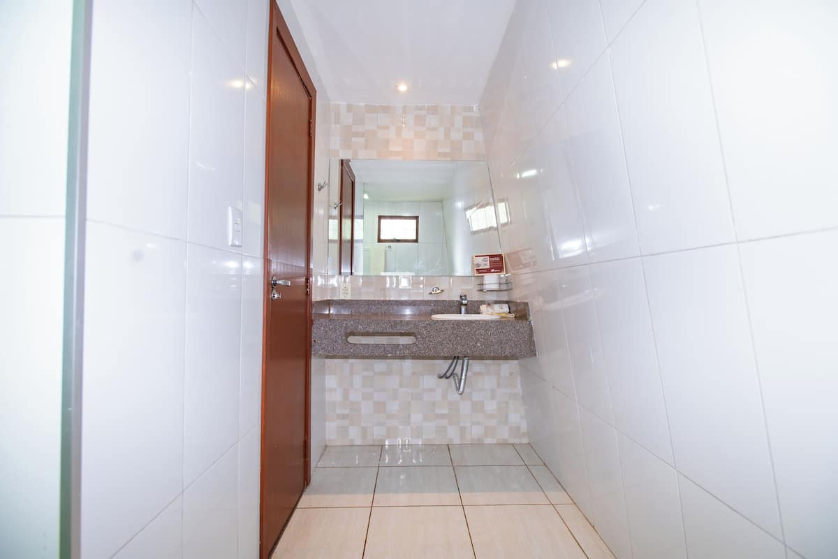 quarto superior casal | bathroom | shower, hair dryer, bidet, towels