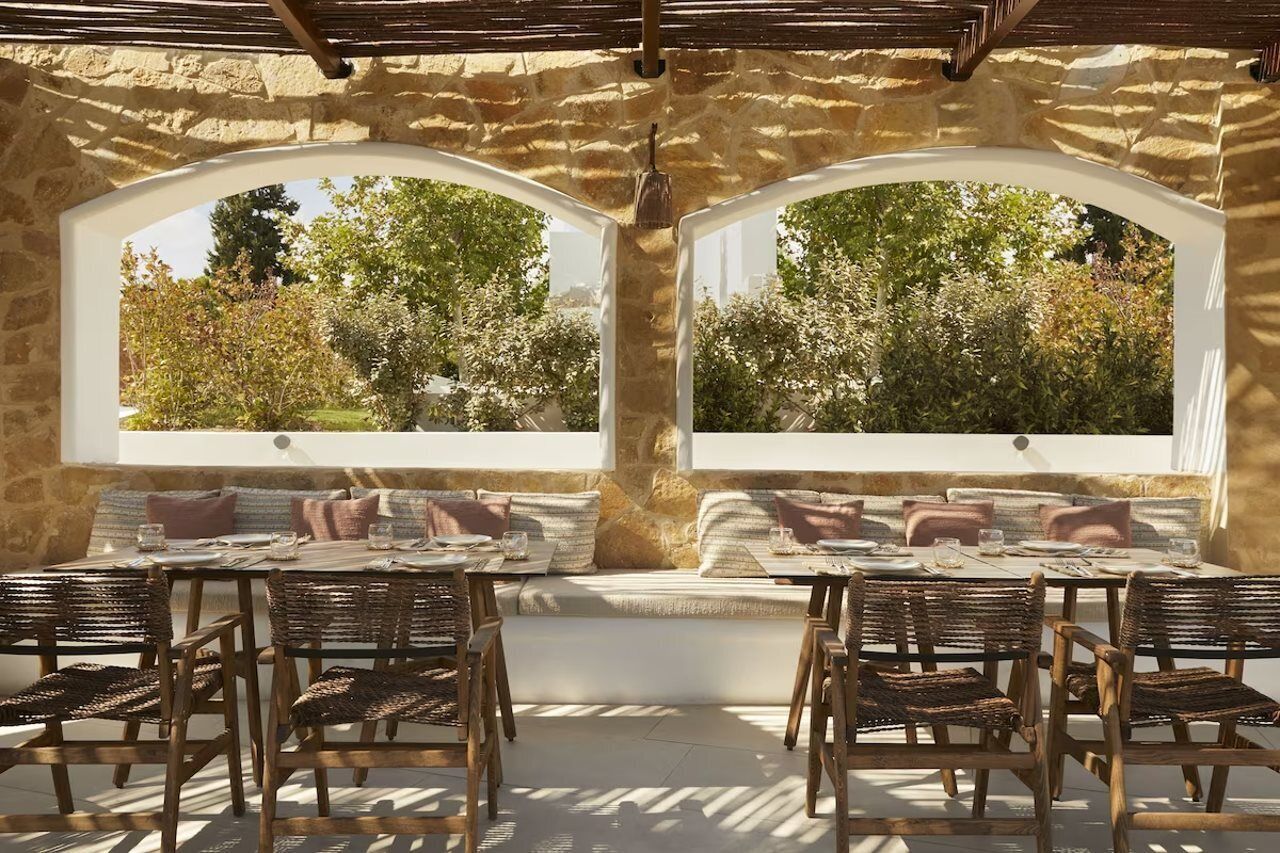 Se sirven desayunos, almuerzos y cenas; cocina griega