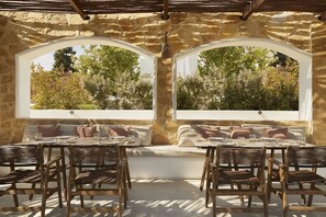 Petit déjeuner et déjeuner servis sur place, spécialités Cuisine grecque