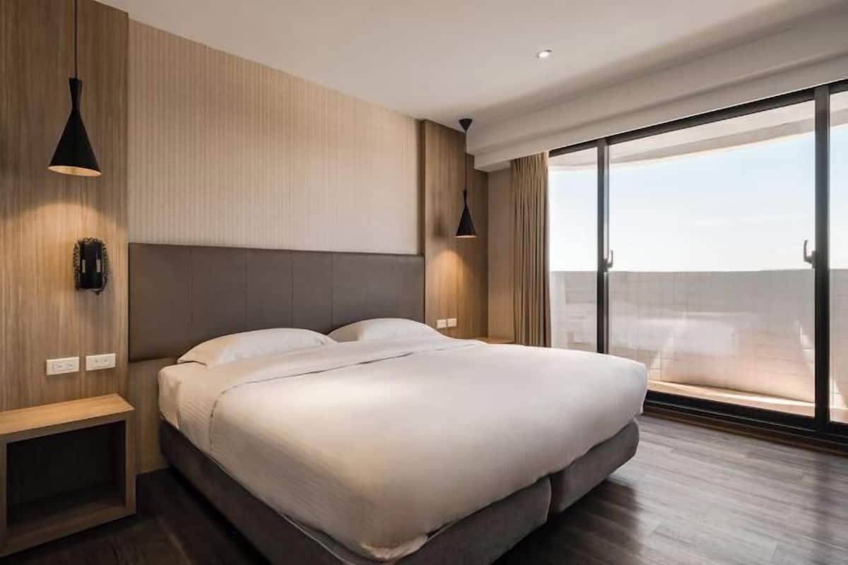 Donzen dekbedden, een minibar, verduisterende gordijnen