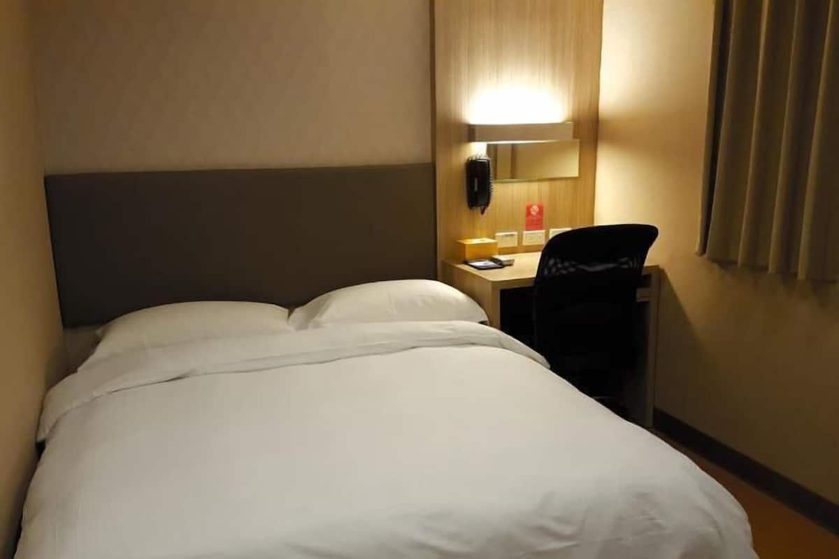 Donzen dekbedden, een minibar, verduisterende gordijnen