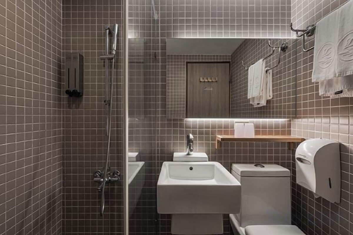 Kamar mandi | Shower, pengering rambut,  dan handuk