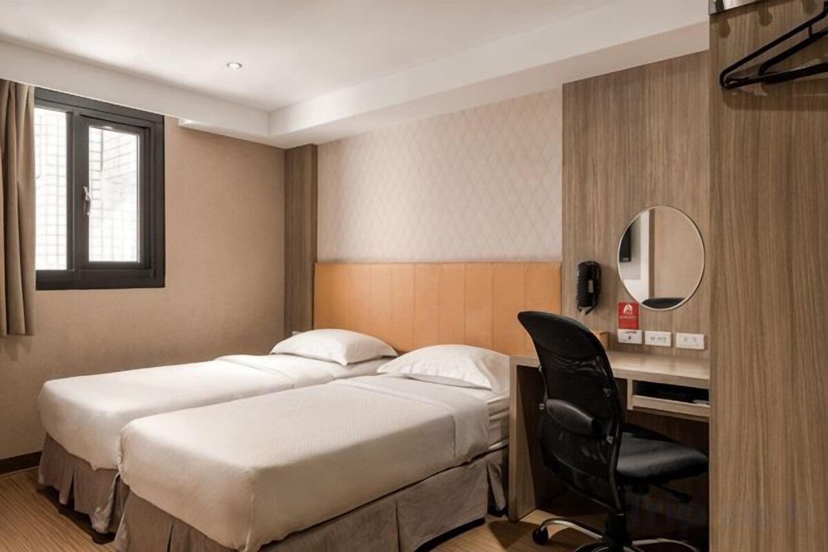 Selimut bulu angsa, minibar, tirai kedap cahaya, dan kedap suara