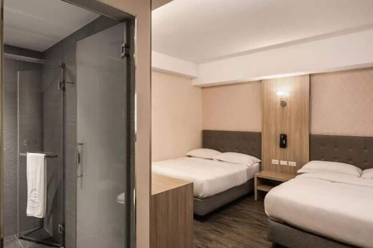 Donzen dekbedden, een minibar, verduisterende gordijnen