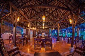 Petit déjeuner, déjeuner et dîner servis sur place, vue sur la plage
