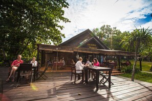 Petit déjeuner, déjeuner et dîner servis sur place, vue sur la plage