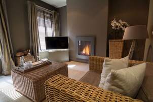 Saints Suite | Minibar, in-room safe, desk, blackout drapes