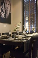 Se ofrece un desayuno bufé (23.60 EUR por persona)