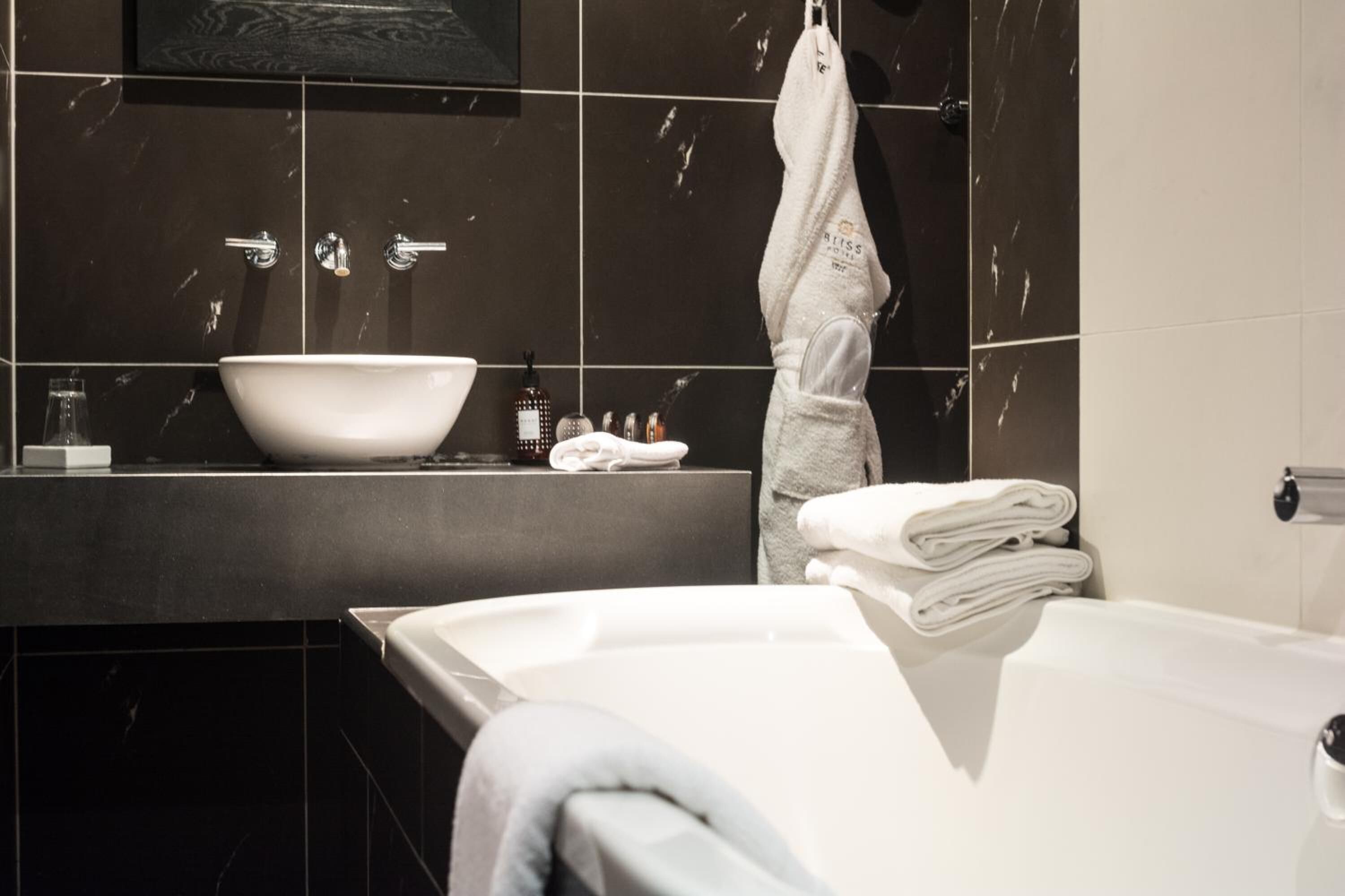 separate bathtub and shower, rainfall showerhead, free toiletries