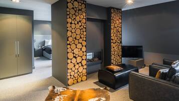 Executive Suite | Minibar, in-room safe, individually decorated, individually furnished