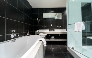 Suite Exécutive | Salle de bain | Baignoire et douche séparées, douche à « effet pluie »