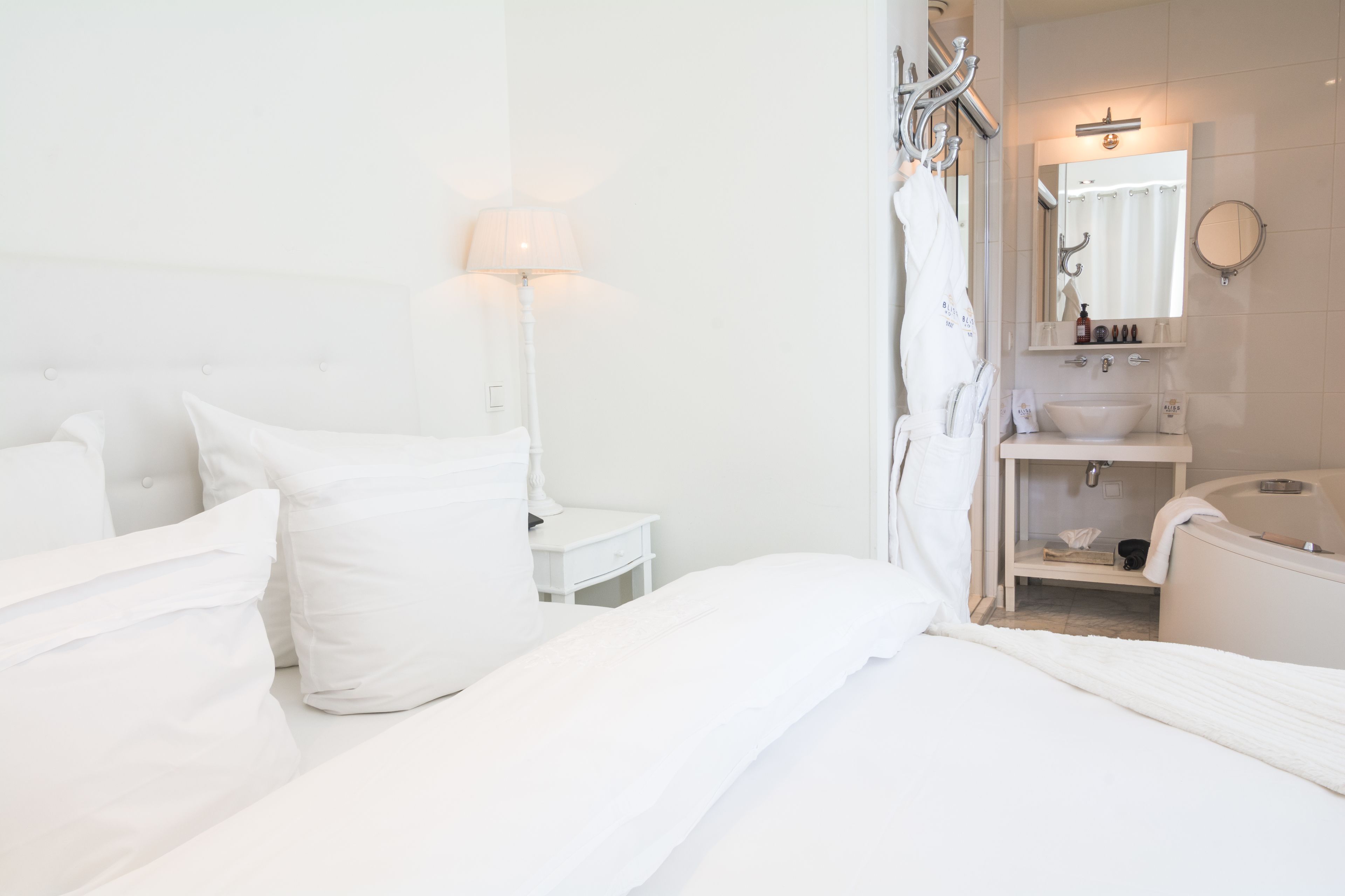 superior suite | minibar, in-room safe, individually decorated, individually furnished