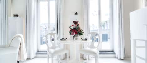 Superior Suite | In-room dining