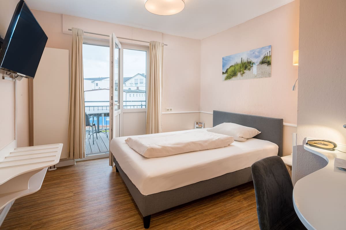 minibar, in-room safe, desk, laptop workspace