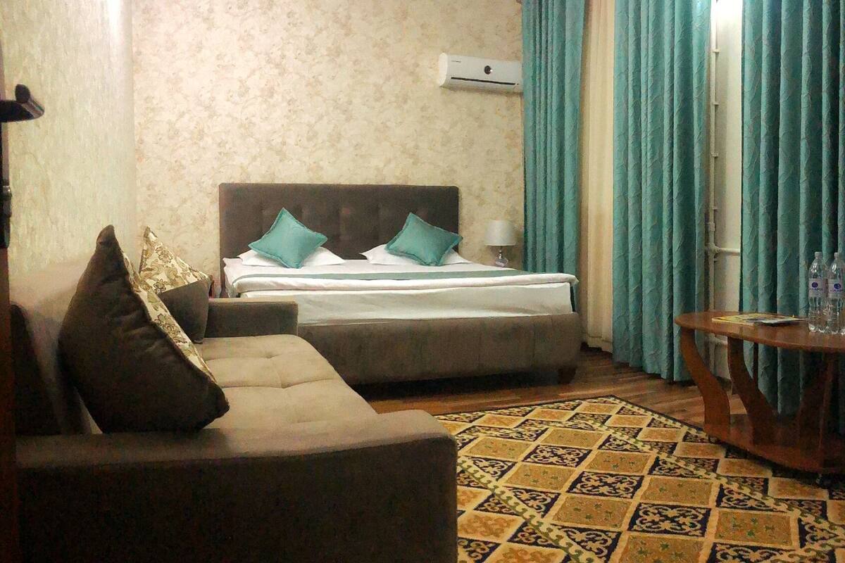 Suite | In-room safe, desk, blackout drapes, soundproofing