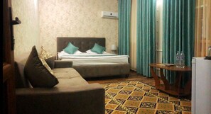 Suíte | Cofres nos quartos, escrivaninha, cortinas blackout