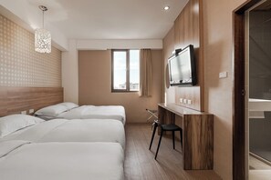 Cubrecamas, escritorio, cortinas blackout y wifi gratis 