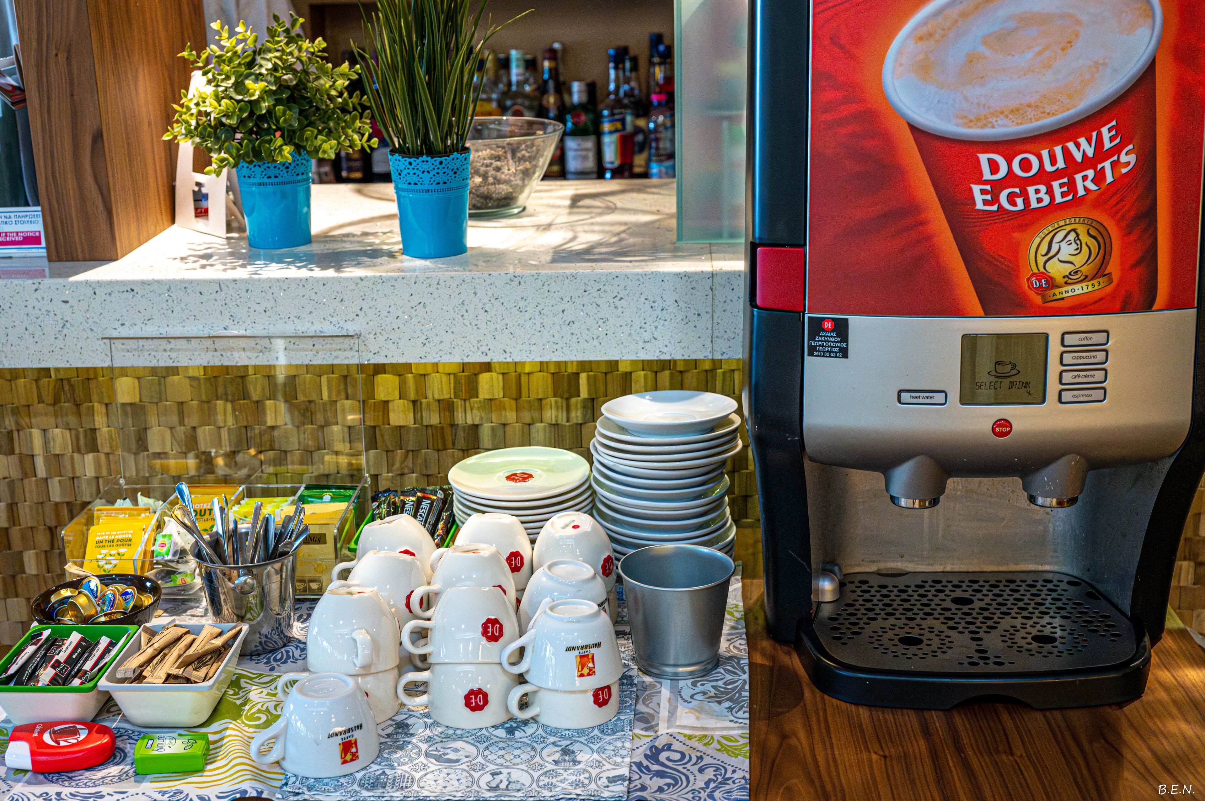Un espace dédié au café, équipé d’une machine à café, de tasses et d’une variété de mugs.