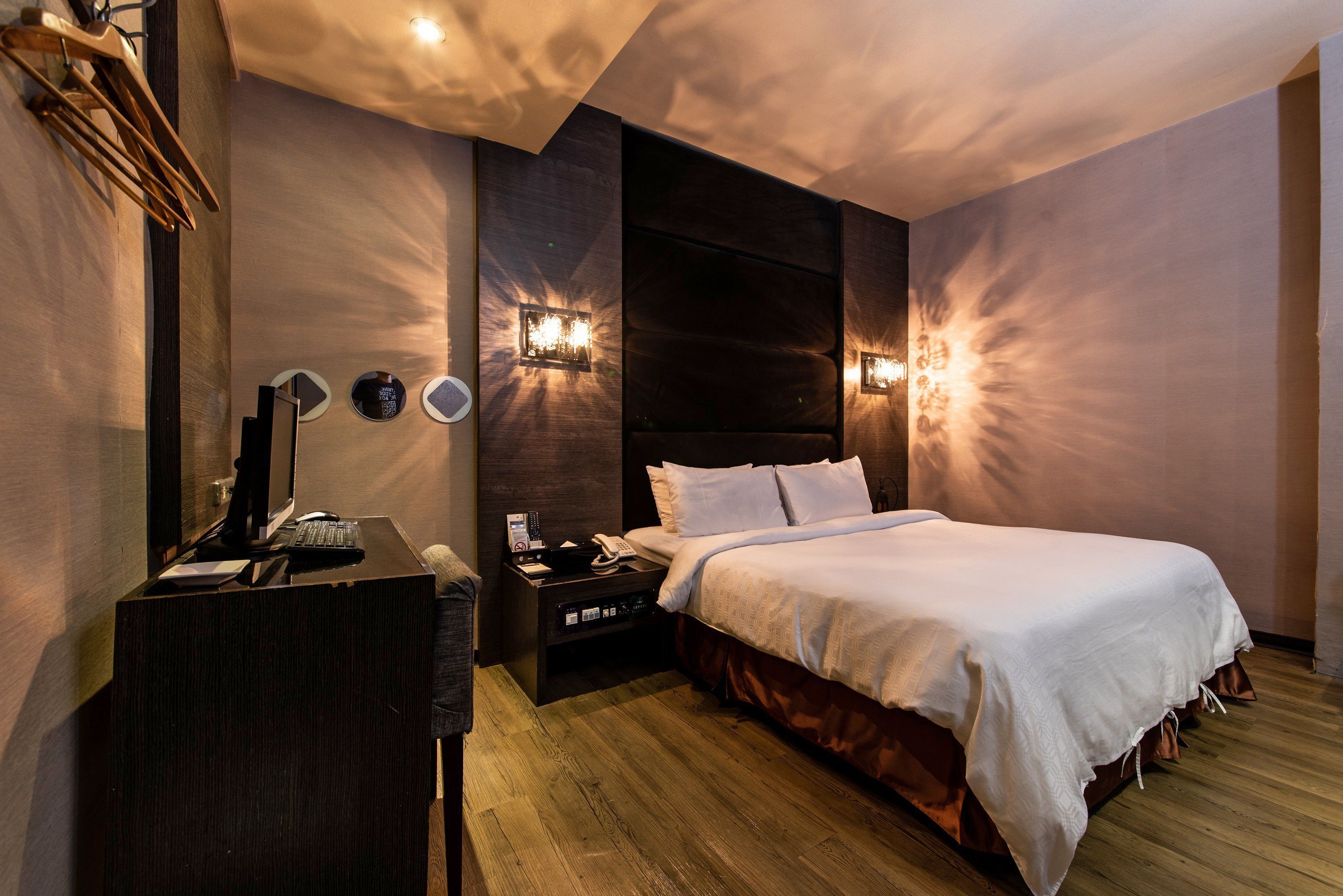 Down duvets, individually decorated, individually furnished, desk