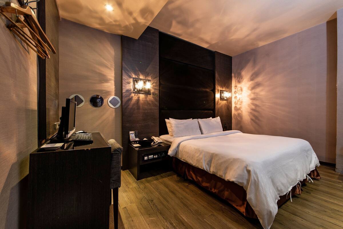 Down duvets, individually decorated, individually furnished, desk