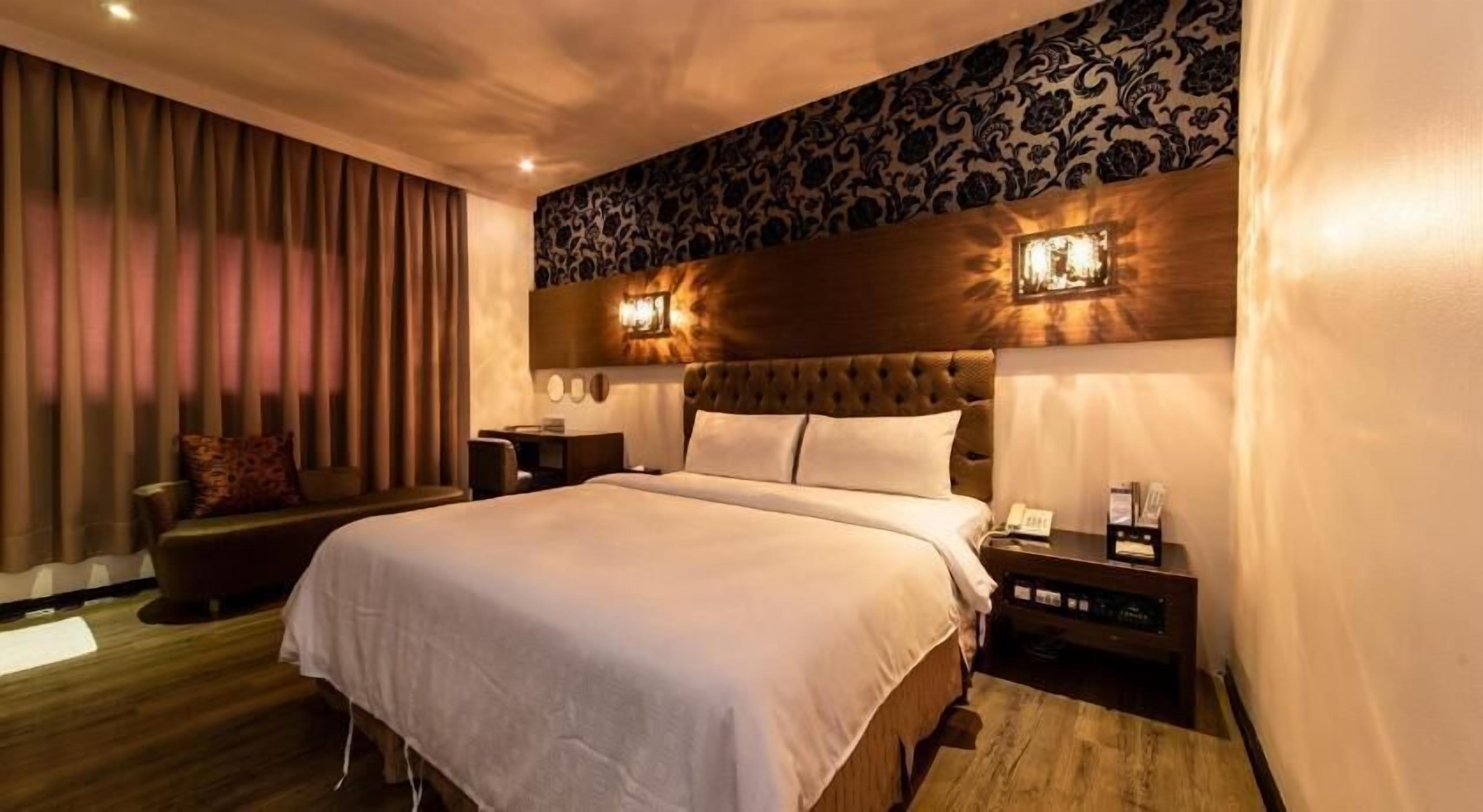 Down duvets, individually decorated, individually furnished, desk