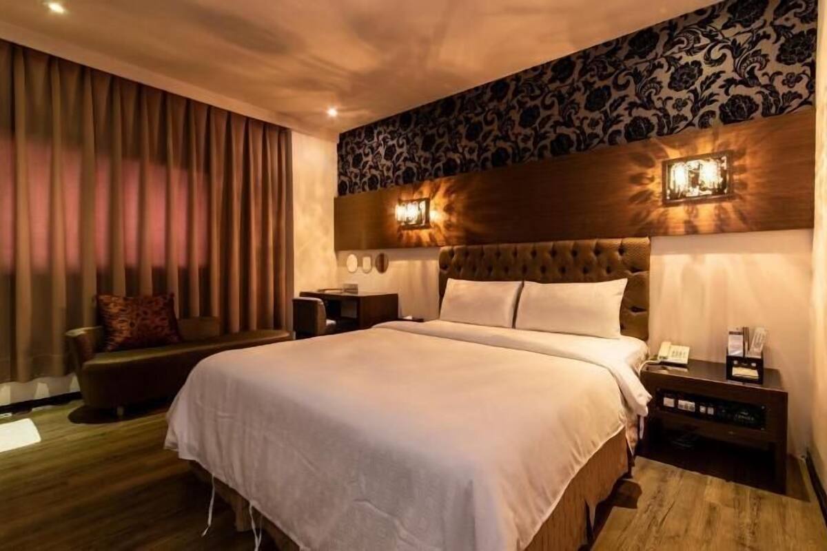 Down duvets, individually decorated, individually furnished, desk