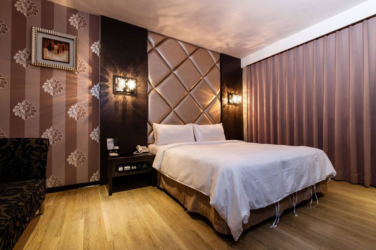 Down duvets, individually decorated, individually furnished, desk