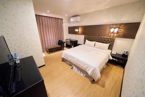 Down duvets, individually decorated, individually furnished, desk - The River Fashion Hotel (Kaohsiung)