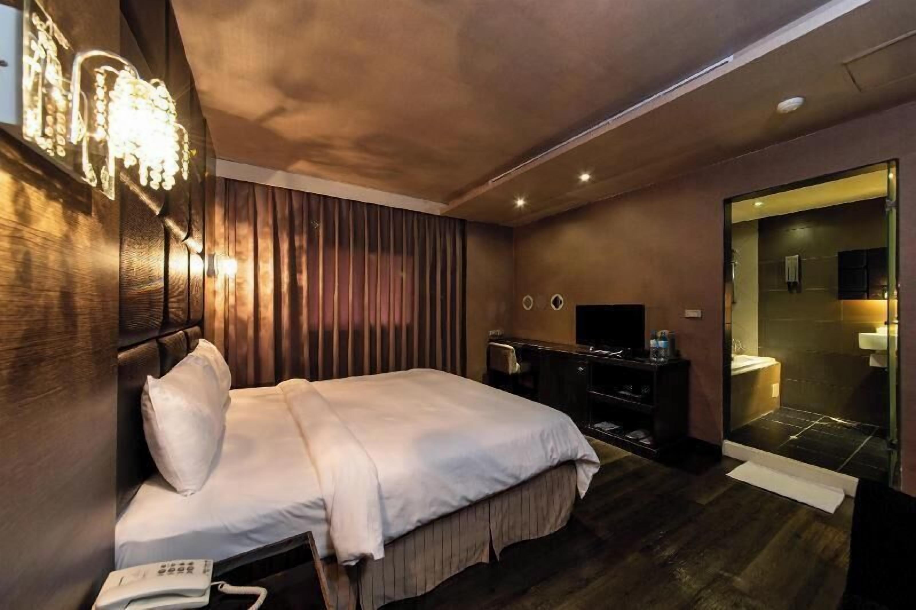 Down duvets, individually decorated, individually furnished, desk