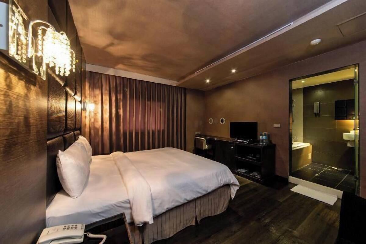 Down duvets, individually decorated, individually furnished, desk