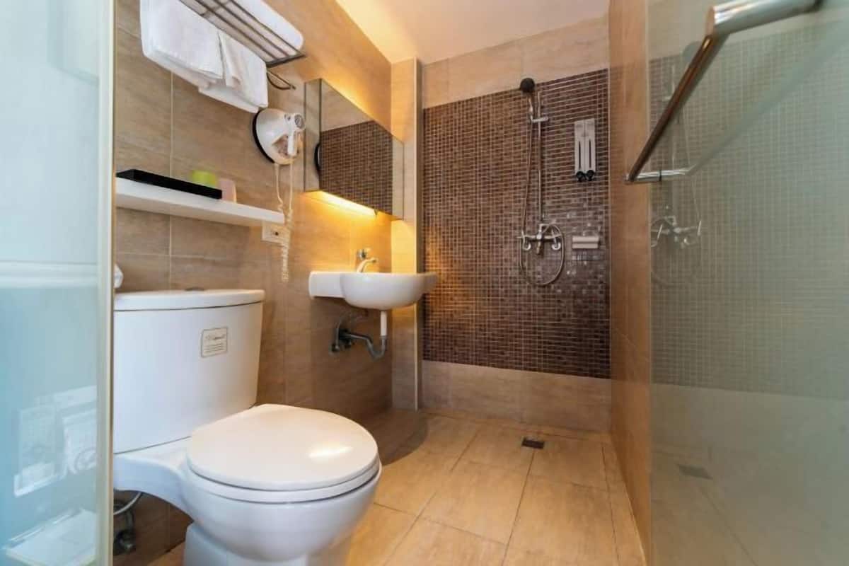 Badezimmer | Haartrockner, Hausschuhe, Handtücher, Seife