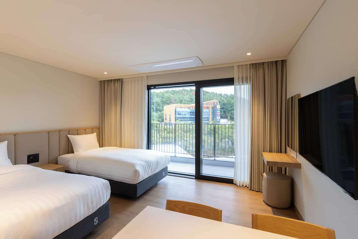 Family (Kitchen/View Free/1 Double, 2 Singles) | 2 bilik tidur, peralatan tempat tidur premium