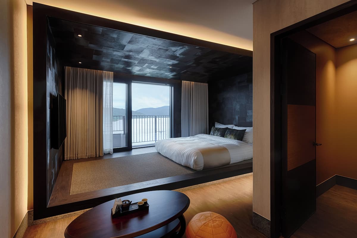 Deluxe Suite A (Clean/Lake View/1 Double, 1 Single) | 2 bedrooms, premium bedding, blackout drapes, soundproofing