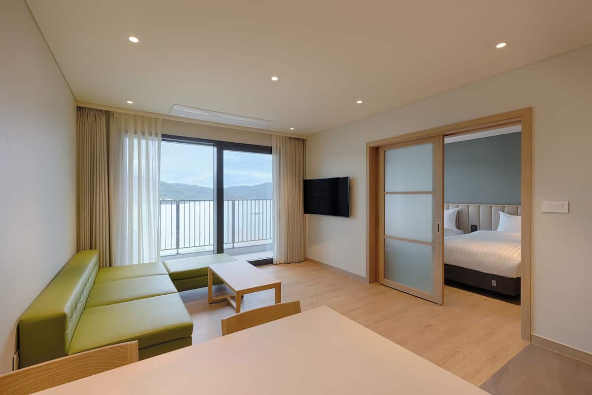 Suite (Kitchen/Lake View/1 Double, 2 Singles) | 2 bilik tidur, peralatan tempat tidur premium